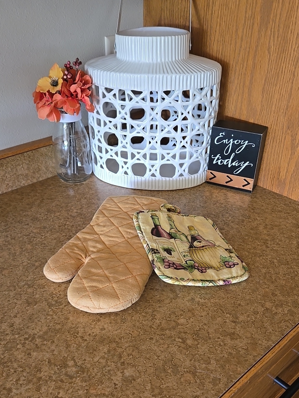 Quilted Beige Oven Mitt & Wine Print Pot Holder Set Kitchen Linen Accent Unisex